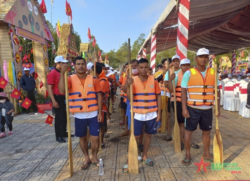 Tỉnh Đắk Lắk: Khai mạc Hội đua thuyền độc mộc huyện Lắk lần thứ ba